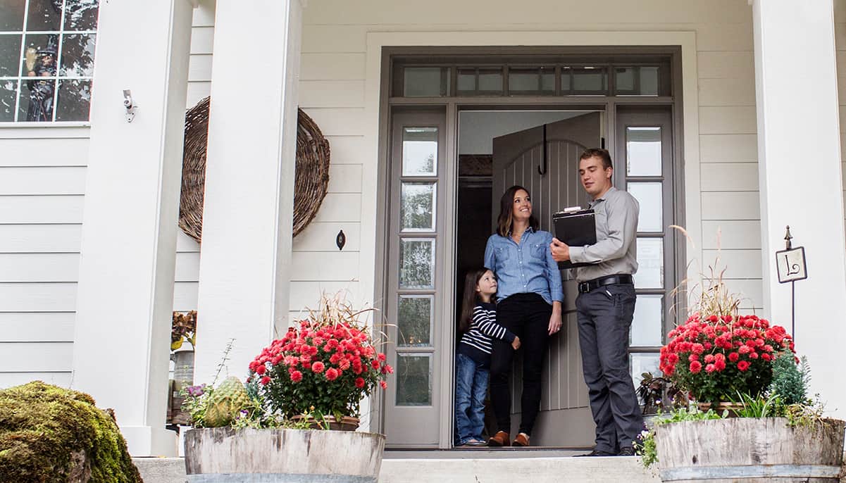 photo of aspen pest customer on porch - oregon city pest control near you